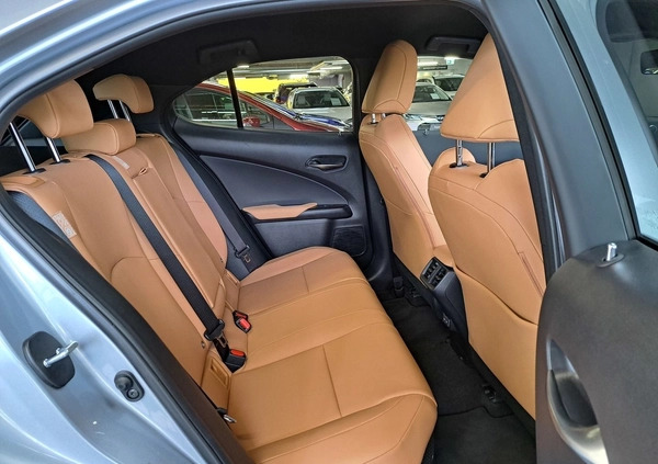 Lexus UX cena 184900 przebieg: 4091, rok produkcji 2023 z Kraków małe 529